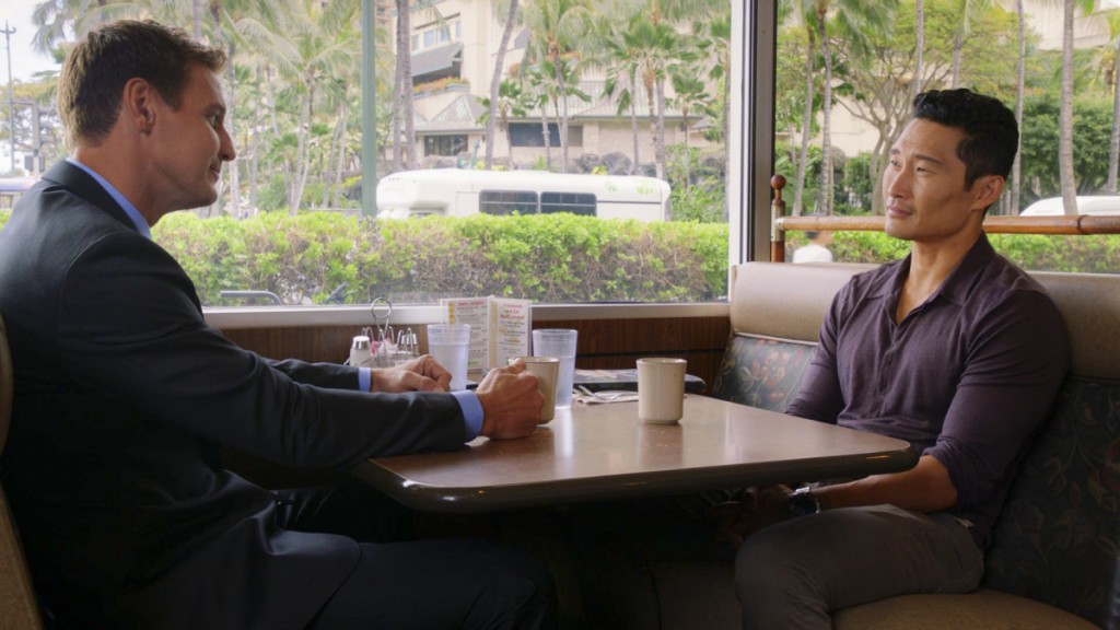 Coughlin (Ingo Rademacher) et Chin (Daniel Dae Kim) sont en pleine conversation.