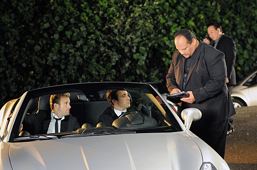 Steve et Danny sont à bord d'une voiture de luxe et attendent la permission d'un homme pour pouvoir passer...