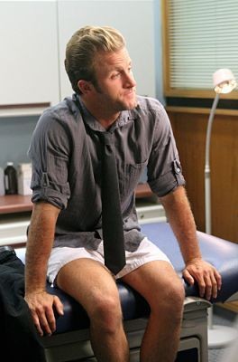 Danny Williams (Scott Caan) est en consultation chez le médecin pour une douleur à son genou.