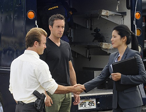 Steve et Danny font la connaissance de Laura Hills (Kelly Hu). Danny serre la main de Laura.