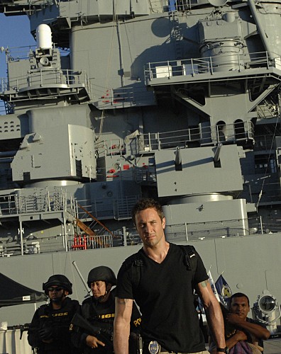 Steve McGarrett (Alex O'Loughlin) devant le bateau USS Missouri.