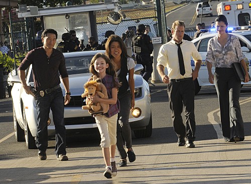 Lily Wilson (Mackenzie Foy) court en direction de son père avec un grand sourire accompagnée de Danny, Chin, Kono & Laura Hills.