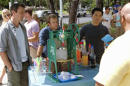 Steve, Danny et Chin viennent rendre visite à Kamekona (Taylor Wily) qui se trouve à son stand de glace.