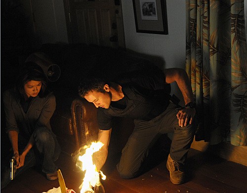 Steve (Alex O'Loughlin) est chez lui en compagnie de Kono (Grace Park) et il fait brûler quelque chose.. 