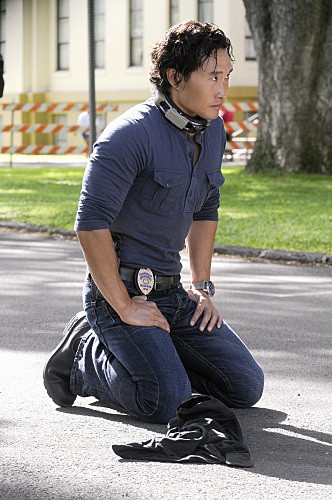 Chin (Daniel Dae Kim) est relié à une bombe autour de son cou.
