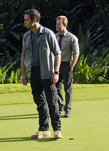 Steve McGarrett (Alex O'Loughlin) & Danny Williams (Scott Caan) sur un terrain de golf.
