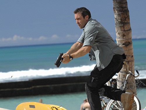 Steve McGarrett est armé au bord de la plage.