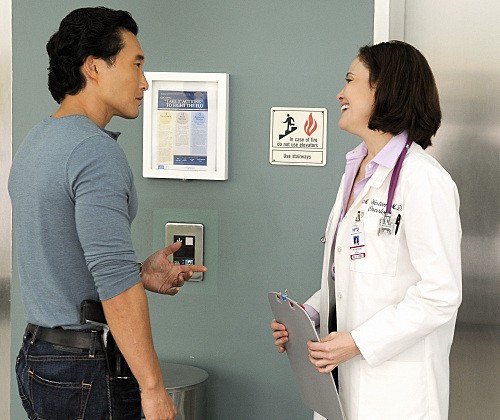 Chin (Daniel Dae Kim) se retrouve face au Dr. Malia Waincroft (Reiko Aylesworth), son ancienne fiancée.