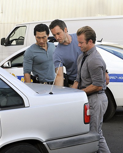 Steve, Danny et Chin sont sur le point d'ouvrir le coffre d'une voiture. Que vont-ils découvrir ?