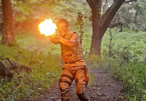 Dans la jungle, Steve McGarrett (Alex O'Loughlin) tire avec son arme à feu.