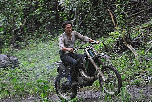 Chin Ho Kelly (Daniel Dae Kim) sur une moto-cross au coeur de la jungle.