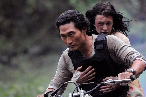 Chin Ho Kelly (Daniel Dae Kim) sur une moto-cross avec Julie Masters (Mariana Klaveno).