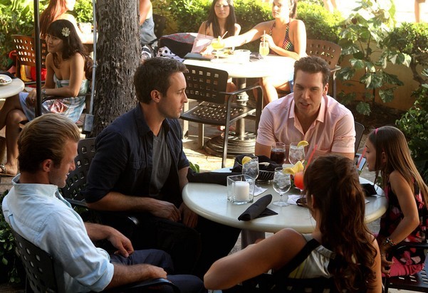 Danny discute autour d'une table avec son frère, Matt (Dane Cook), son ex-femme, Rachel et sa fille, Grace (Teilor Grubbs). Il est accompagné de McGarrett, son partenaire.