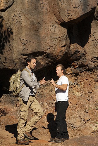 Steve (Alex O'Loughlin) & Danny (Scott Caan) face à un rocher comportant plusieurs pétroglyphes.