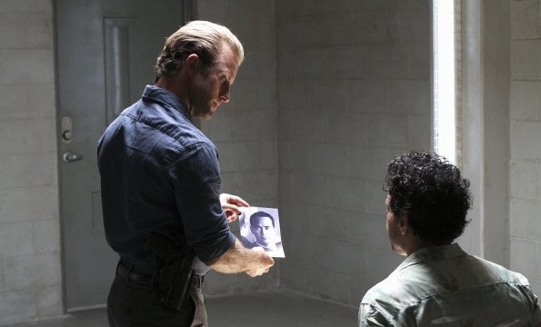 Danny Williams (Scott Caan) montre une photo de Wo Fat à un suspect qui se trouve dans la salle d'interrogatoire.