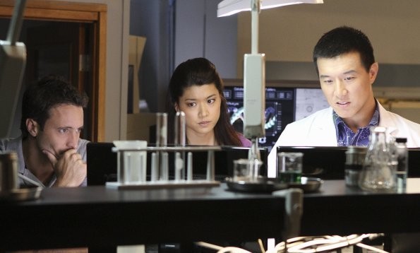 Steve McGarrett (Alex O'Loughlin) & Kono Kalakaua (Grace Park) écoutent attentivement les analyses de Charlie Fong (Brian Yang).
