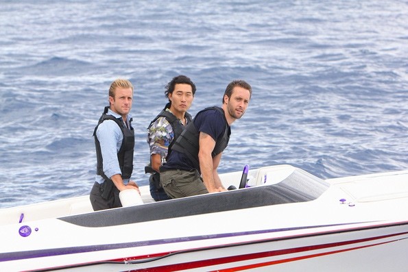 Steve (Alex O'Loughlin), Danny (Scott Caan) et Chin (Daniel Dae Kim) se trouvent sur un bateau au beau milieu de l'océan.