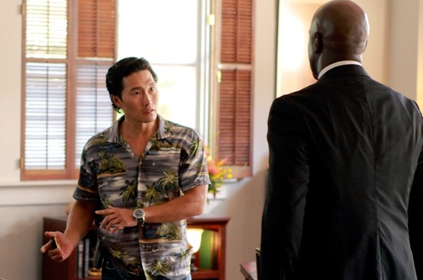 Chin Ho Kelly (Daniel Dae Kim) est en pleine conversation avec le nouveau gouverneur, Samuel Denning (Richard T. Jones).