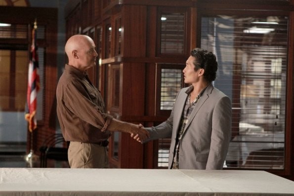 Chin Ho (Daniel Dae Kim) empoigne la main de Joe White (Terry O'Quinn) pour le saluer.