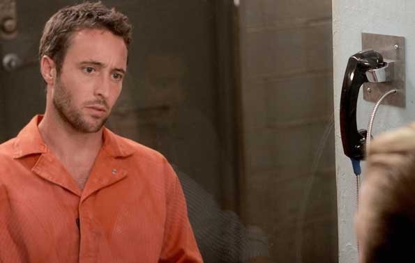 Steve (Alex O'Loughlin) reçoit la visite de Danny (Scott Caan) en prison.