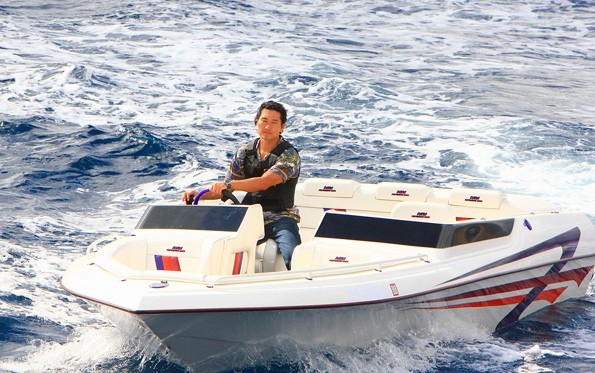 Chin (Daniel Dae Kim) est au volant d'un bateau.