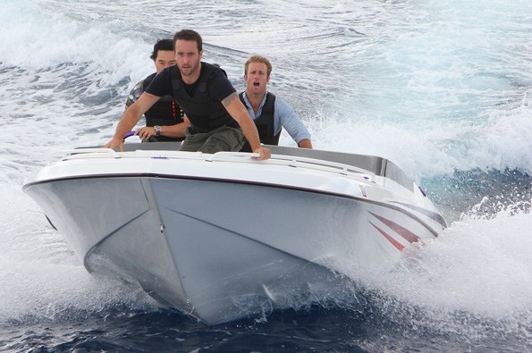 Steve, Danny et Chin sont sur un bateau à la vitesse maximale.