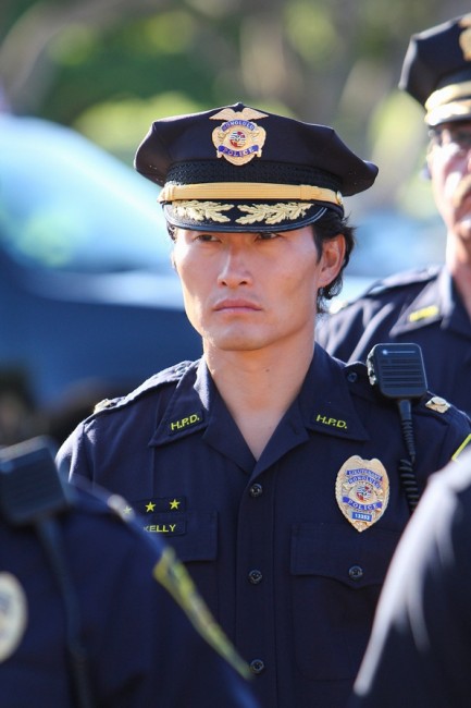 Chin Ho (Daniel Dae Kim) en uniforme de police du HPD.
