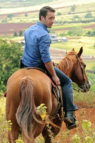 Steve McGarrett (Alex O'Loughlin) sur un cheval.