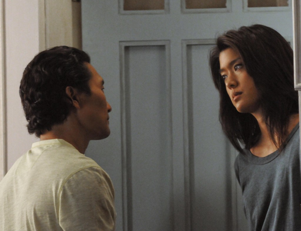 Chin (Daniel Dae Kim) discute avec sa cousine, Kono (Grace Park), car il s'inquiète pour elle.