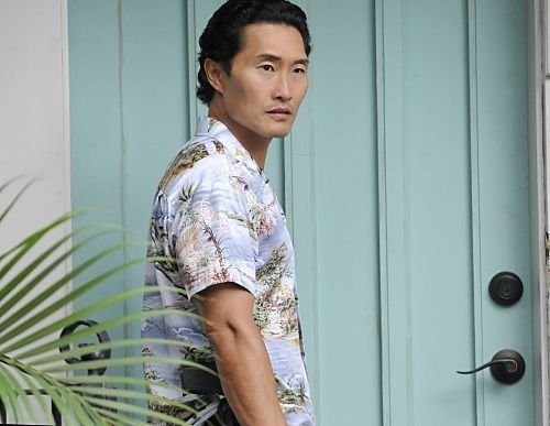 Chin Ho Kelly (Daniel Dae Kim) se trouve devant le domicile de sa cousine, Kono.