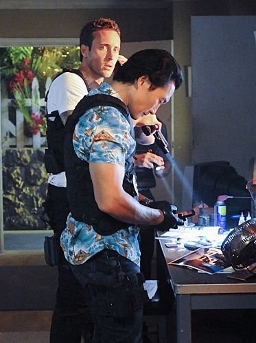 Steve McGarrett (Alex O'Loughlin) & Chin Ho Kelly (Daniel Dae Kim) viennent de découvrir plusieurs photos au domicile d'un suspect... 
