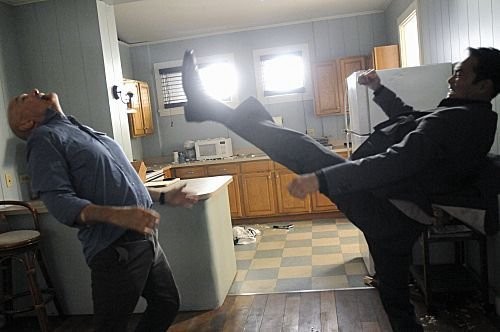 Un violent combat se déroule entre Wo Fat (Mark Dacascos) & Joe White (Terry O'Quinn).
