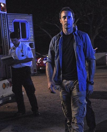 En pleine nuit, Steve McGarrett (Alex O'Loughlin) arrive sur la scène de crime.