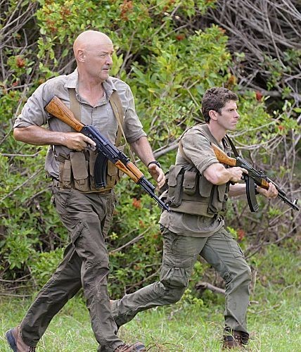 Joe White (Terry O'Quinn) et le Lt. Bradley Jacks (Sean MacCormac) sont en Corée du Nord afin de sauver McGarrett.