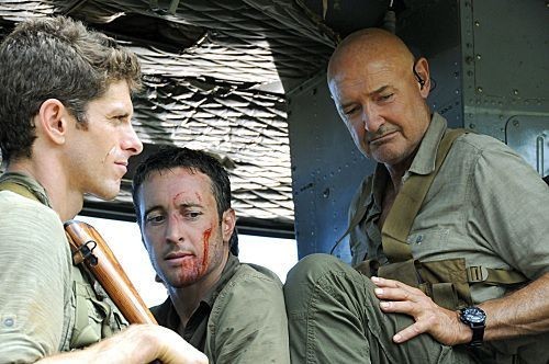 Joe White (Terry O'Quinn) et le Lt. Bradley Jacks (Sean MacCormac) viennent de secourir Steve McGarrett (Alex O'Loughlin) qui a de nombreuses blessures sur son visage.