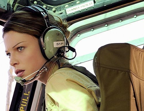 Lori Weston (Lauren German) se trouve dans un hélicoptère.