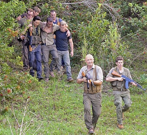 Joe White (Terry O'Quinn) et le Lt. Bradley Jacks (Sean MacCormac) sont au premier plan afin d'assurer la protection de Steve McGarrett (Alex O'Loughlin) qui sort de la forêt avec Chin  et Danny.