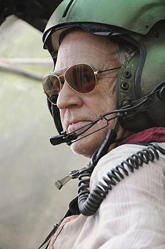 Frank Bama (Jimmy Buffett) avec son casque de pilote sur la tête.