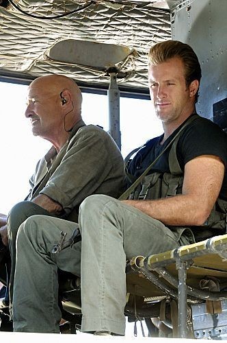 Danny Williams (Scott Caan) et Joe White (Terry O'Quinn) sont assis dans l'hélicoptère de Frank Bama.