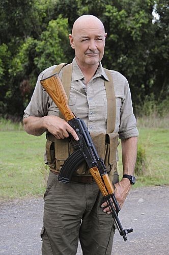 Joe White (Terry O'Quinn) est armé d'un AK-47.