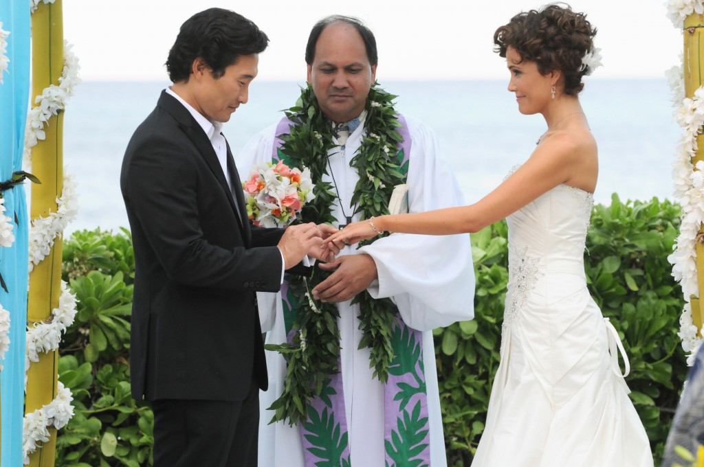 Chin (Daniel Dae Kim) met l'alliance autour du doigt de sa femme, Malia.