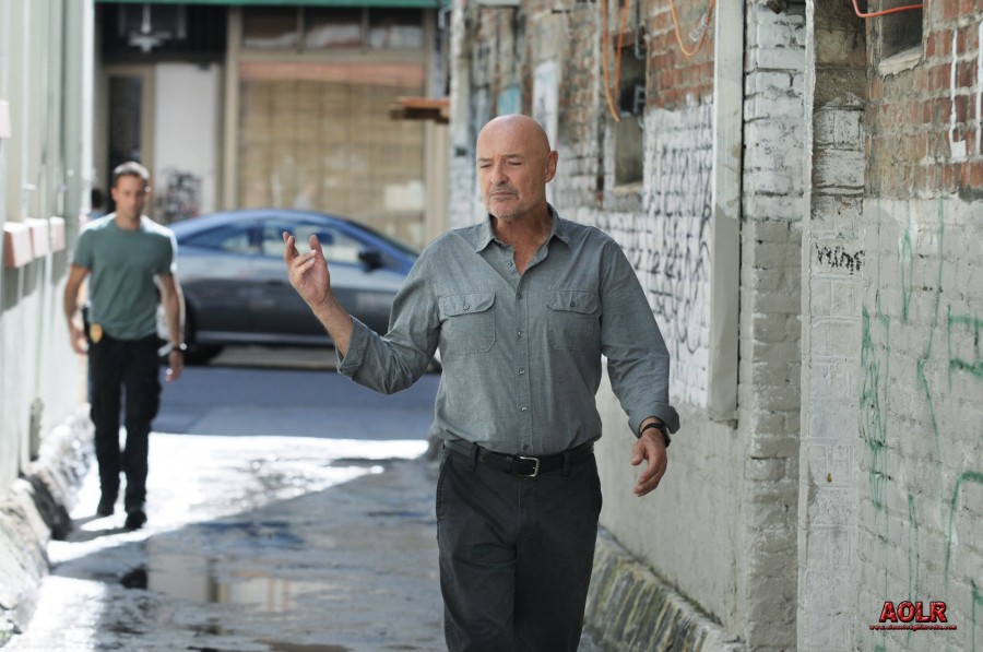 Steve McGarrett (Alex O'Loughlin) est en train de suivre Joe White (Terry O'Quinn) dans une ruelle afin de le surveiller.
