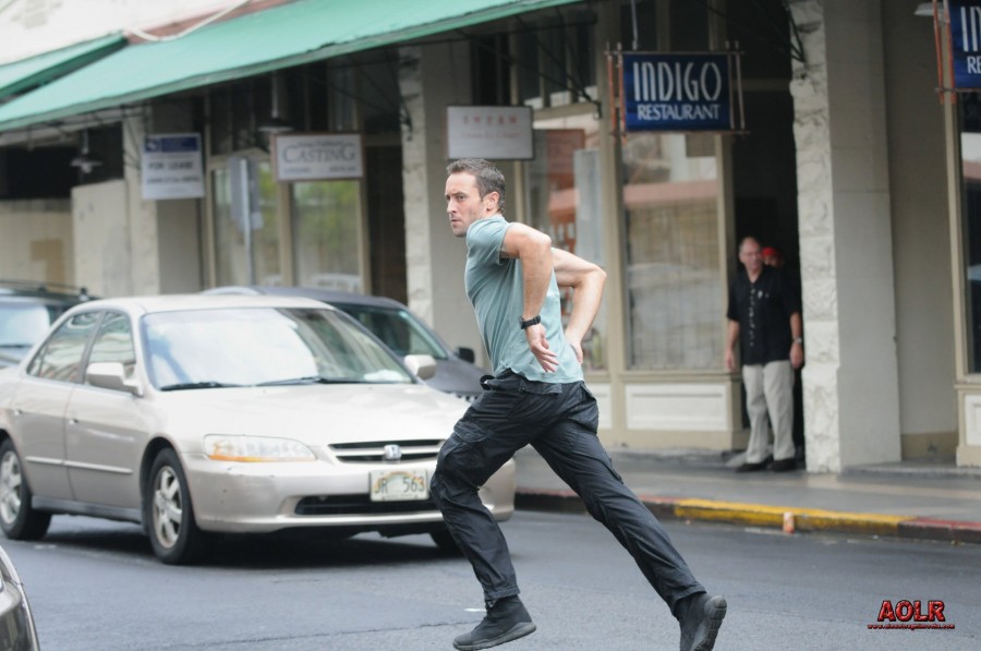 Steve McGarrett (Alex O'Loughlin) est en plein milieu d'une route et il court précipitamment.