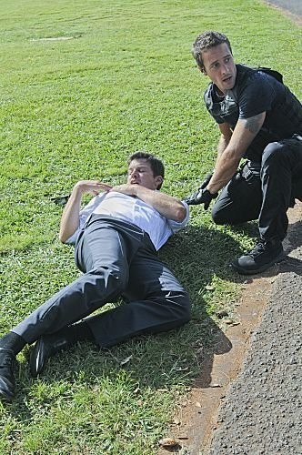 Steve McGarrett (Alex O'Loughlin) est agenouillé devant Stanley Edwards (Mark Deklin) qui vient de se faire tirer dessus.