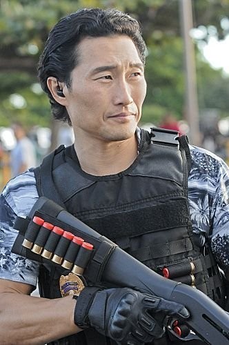 Chin Ho Kelly (Daniel Dae Kim) est muni de son fusil à pompe.