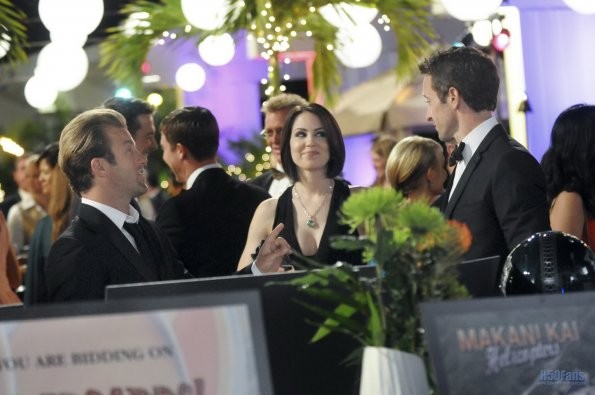 Catherine (Michelle Borth) sourit en assistant à une petite dispute McDanno.
