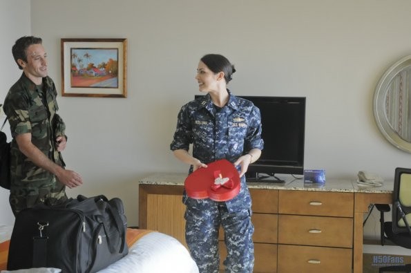 McGarrett (Alex O'Loughlin) vient de rejoindre Catherine (Michelle Borth) dans sa chambre d'hôtel. Ils sont tous les deux en uniforme.