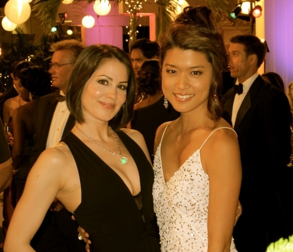 Catherine (Michelle Borth) et Kono (Grace Park) lors du gala de charité.