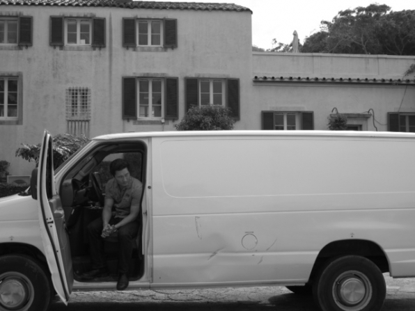 Chin Ho Kelly (Daniel Dae Kim) patiente dans une camionnette blanche.