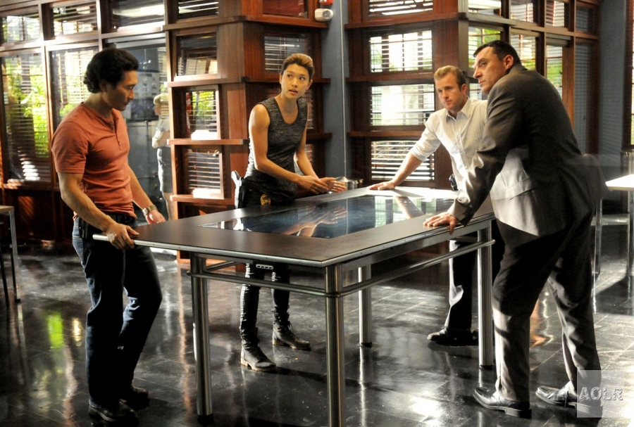 Chin Ho Kelly (Daniel Dae Kim), Kono Kalakaua (Grace Park), Danny Williams (Scott Caan) ainsi que Vincent Fryer (Tom Sizemore) sont réunis autour de la table tactile. 